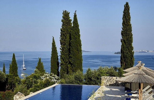 Spacious Villa, Sea Views, Infinity Pool, Jacuzzi, Gym, Steam Room 10 mins walk to Kommeno Beach!