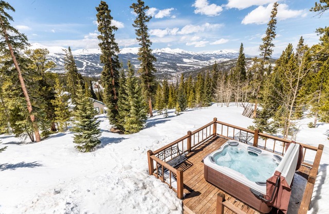 Spacious w/big mountain views/hot tub/pool table!