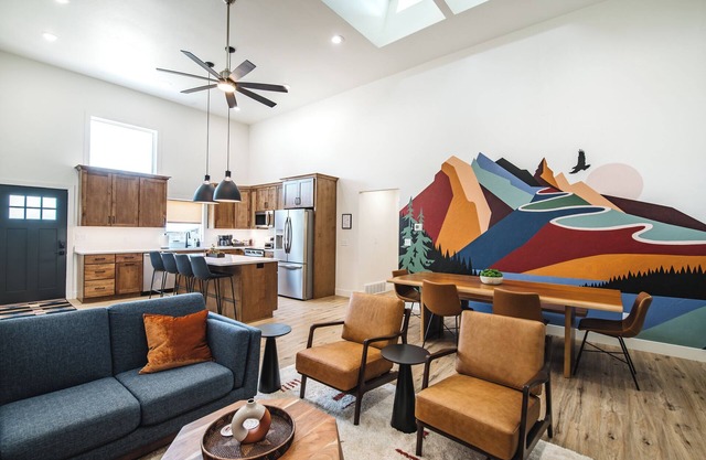 Spacious w/King Beds, Hot Tub, Easy Walk Downtown