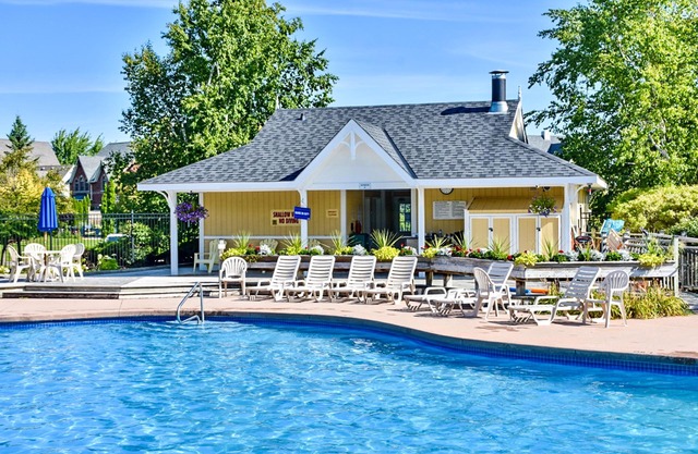 Spacious well equipped condo with swimming pool, grill & fireplace