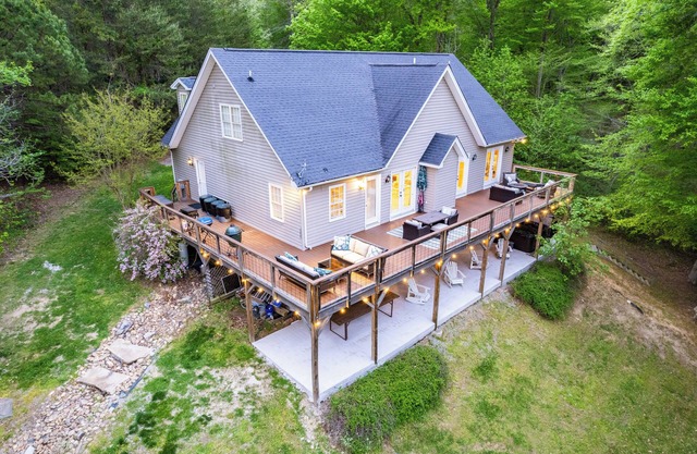 Spacious, Well-Appointed 6 Bedroom Hyco Lake House - Hot Tub - Great Views