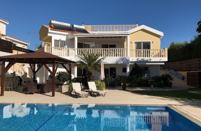 Spacious Well Appointed Villa With Sea And Mountain Views