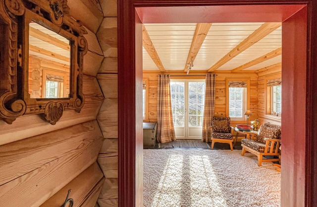 Spacious wooden cottage overlooking Veslefjell and close to alpine slopes and hiking trails.