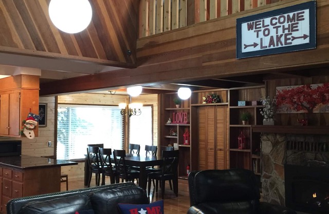 Spacious Wooden Cabin, Next To Golf Course, River, and Trails - sleep 10