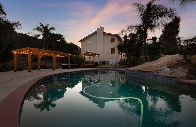 Spanish Casita With Game Room/Putting Green/Beach VolleyBall/Pool Slide/Hottub!