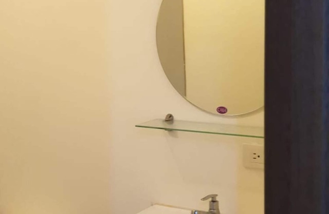 Spanish Condo with Hot shower 15 min from Airport