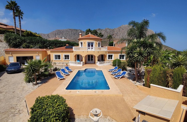 Spanish villa with large pool, sea views, in a wonderful residential area in Beniarbeig