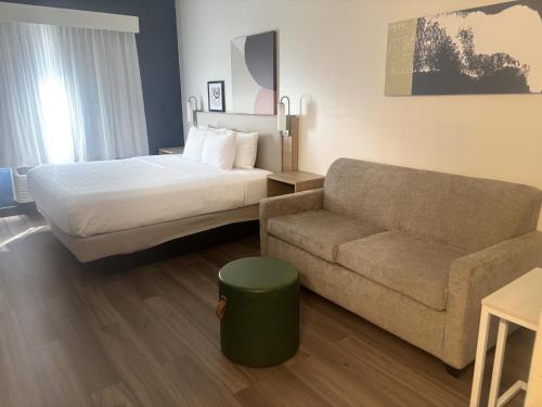 Spark by Hilton Lakewood Denver Southwest
