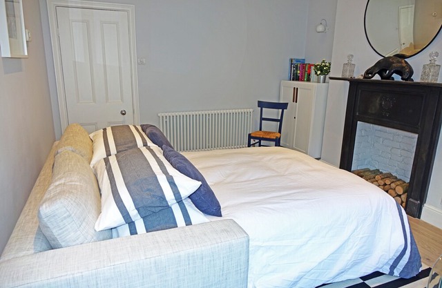 Sparkling apartment in Kensington Olympia. Sleeps 2/4