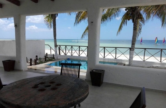 Sparkling Beachfront Pool Satelite TV and WIFI
