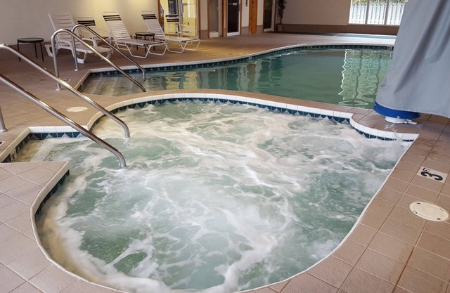 Sparkling Clean, Ideal Location includes use of Indoor & Outdoor Pools