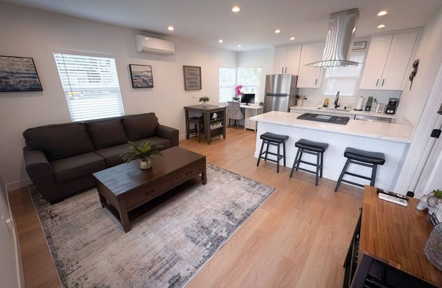 Sparkling First Floor Burbank Home - near to all Burbank & Hollywood Attractions!