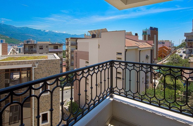 Spaska Lux 2-bedroom Apt w/balcony +parking #301
