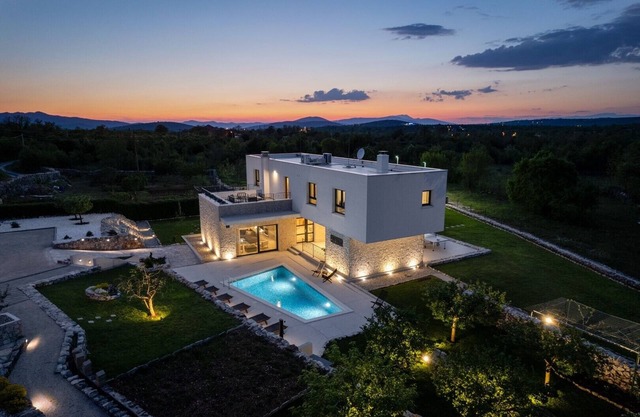 SPECIAL OFFER - Modern Villa M30 with heated pool, 3 en-suite bedrooms