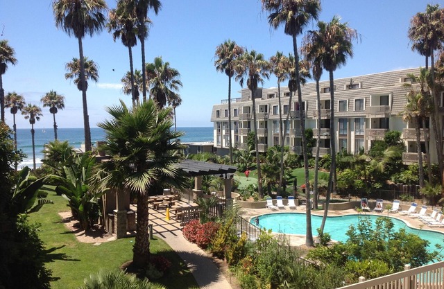 SPECIAL PRICES! "C" Bldg/Corner unit near Pool/Jacuzzi/Parking/Elevator