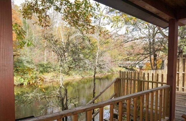 SPECIAL *Sept. 13th- Oct. 4th 20% off* Ol'Smoky Log Cabin on the River Unit 4