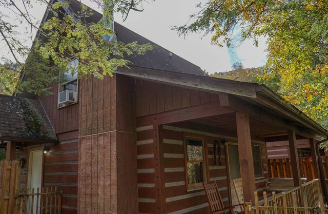 SPECIAL *Sept. 13th- Oct. 4th 20% off* Ol'Smoky Log Cabin on the River Unit 5