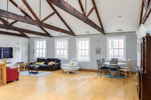 Specious Family Kensington 5-Bed House Sleeps 12