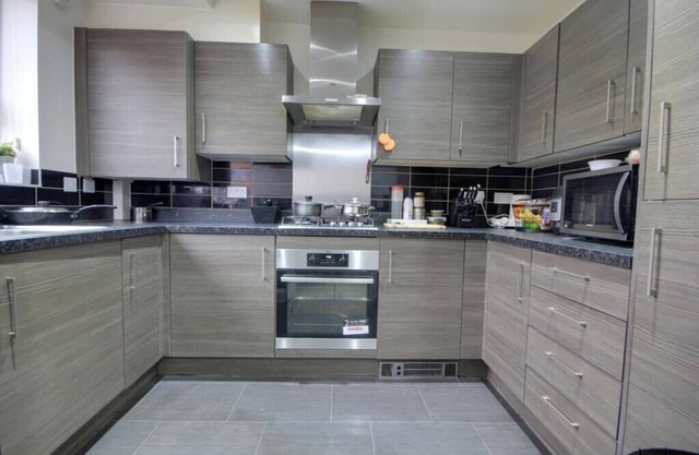 Specious modern 3-bed house near city centre