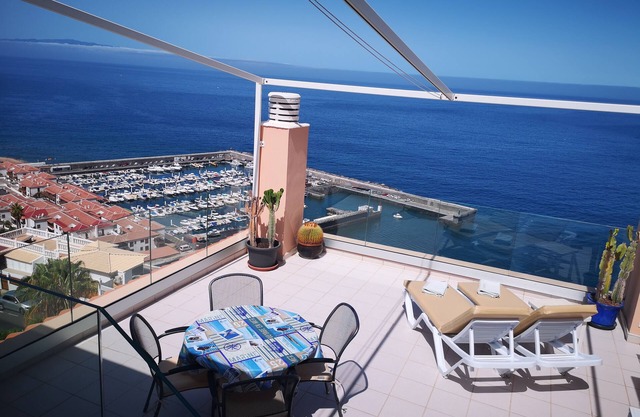 SPECTACULAR SUNNY APARTMENT WITH WIFI, POOL, PANORAMIC CLIFF & SEA VIEWS.