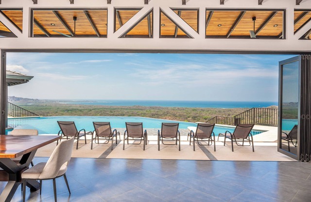Spectacular, New Ocean Views Retreat, 5 BR, 5BA, private pool, free parking
