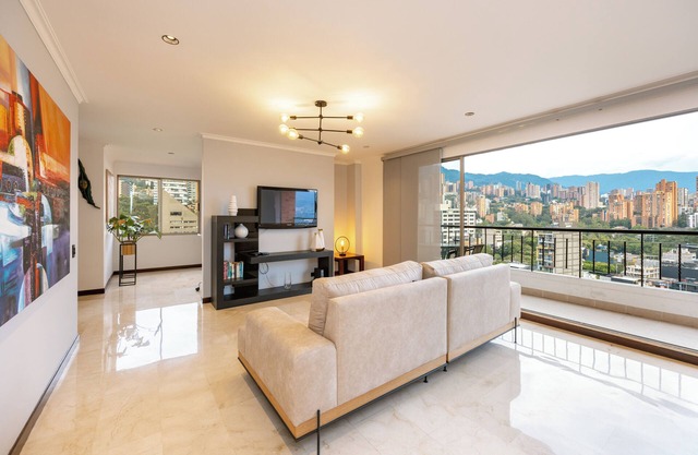Spectacular 3BR flat with great view close to Provenza