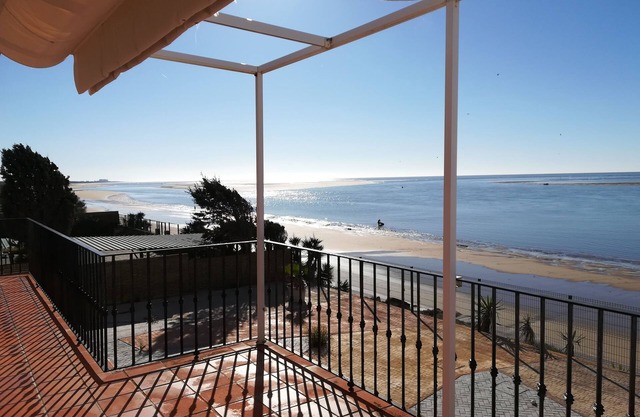 Spectacular and independent villa, first line of the beach in Huelva