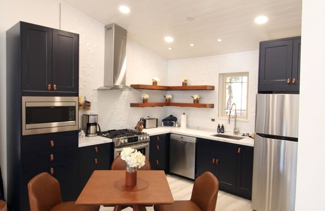 Spectacular cabin in the woods, fire pit, A/C, remodeled, king bed