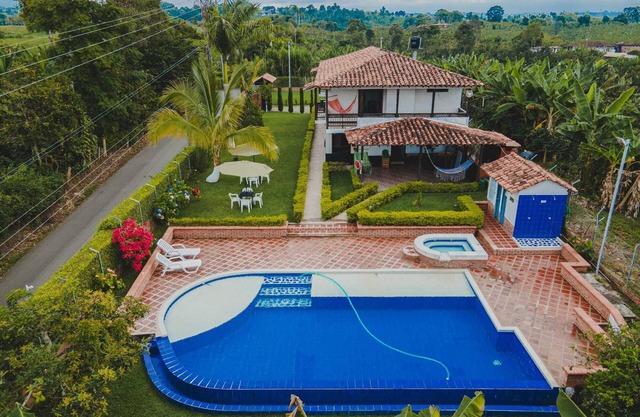 Spectacular country house with pool in Quindio