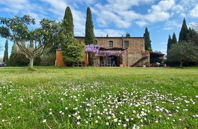 Spectacular countryside holiday home: swimming pool, BBQ, and high-speed WiFi