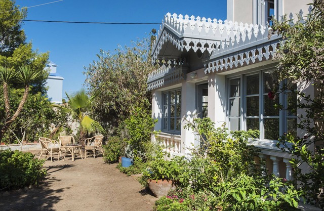 Spectacular gated Neo-Classical Villa with Private Pool and extensive gardens