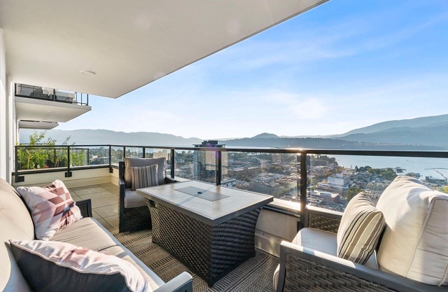 Spectacular Lake View w/Rooftop Access in Downtown Kelowna!