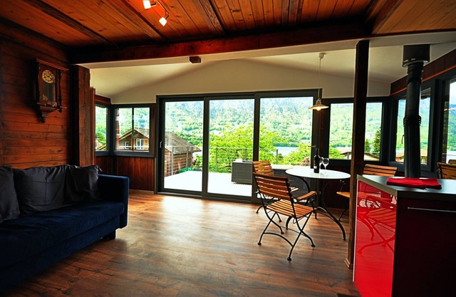 Spectacular Lake Views. Fully equipped for your holiday needs. Sleeps 5