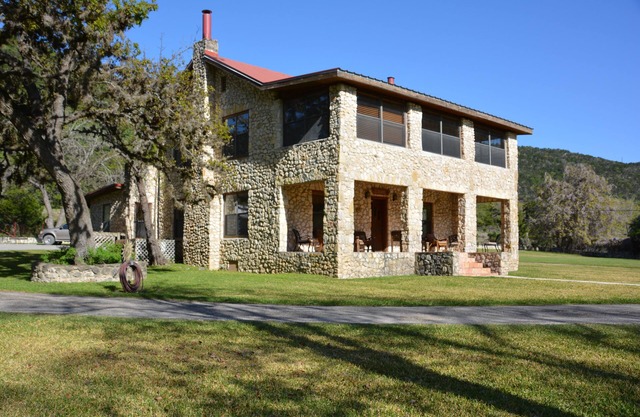SPECTACULAR LODGE ON PRIVATE RANCH. PERFECT FOR SMALL AND LARGE GATHERINGS!