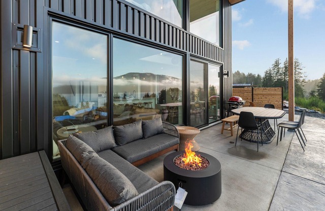Spectacular Ocean View and Hot Tub sleep 7