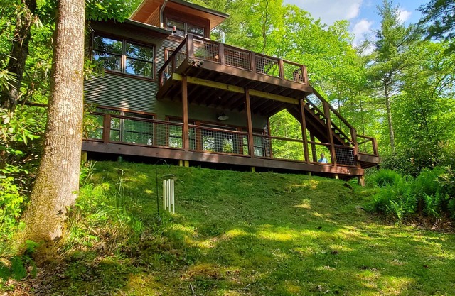 Spectacular pet friendly remote cabin in Cashiers, NC. AWD/4WD needed.