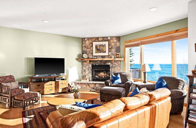 Spectacular Retreat Right On Lake Superior Upscale Beautiful Decor'