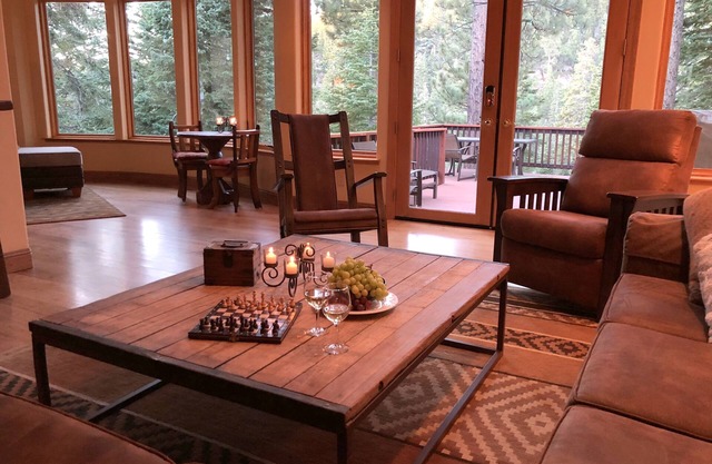 Spectacular, sleeps 9, backs to forest, hot tub, game rm, 3mi from ski, pet okn