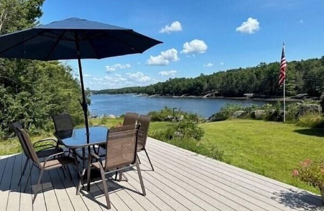Spectacular sunrises,cozy vintage home on the water in Wiscasset, ME-Adults only