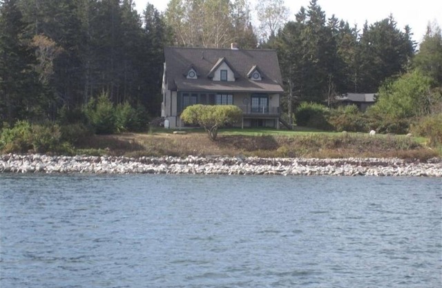 Spectacular Sweeping Views of Acadia from a Fully Equipped 3-Bedroom House