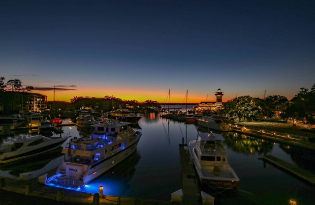 Spectacular Studio in the Heart of Harbour Town overlooking Harbour & Lighthouse. Dine, Shop, Relax.