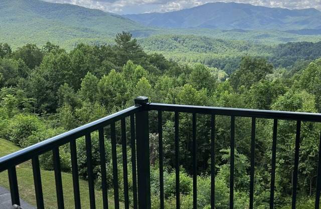 Spectacular view, 2 BR, pool, hot tub, sauna, 15 mins to Gatlinburg
