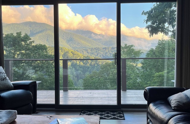 Spectacular Views! Hot tub, Hiking, Waterfalls, FishingnReduced Rates