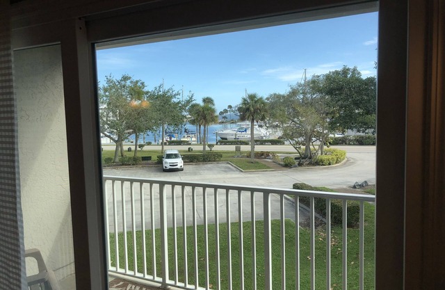 Spectacular Views of Melbourne Harbor, Enjoy Boating Activity from your Balcony!
