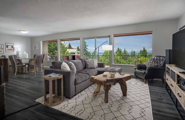Spectacular Views, Single Level w/Huge Deck & BBQ, Pet Friendly, Next to Forest Park Hiking Trails