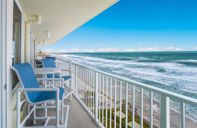 Spectacular views, direct oceanfront, separate bedroom !