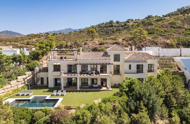 Spectacularly located luxury villa near Marbella - perfect for families