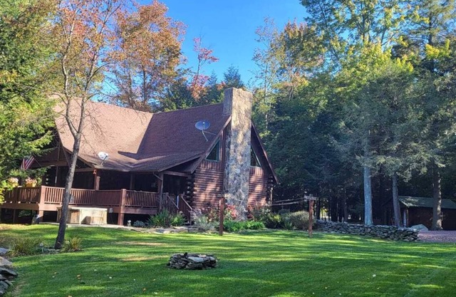 Spectular Cabin on private Lake, 38 acres w hiking trails, fish, swim and kayak.