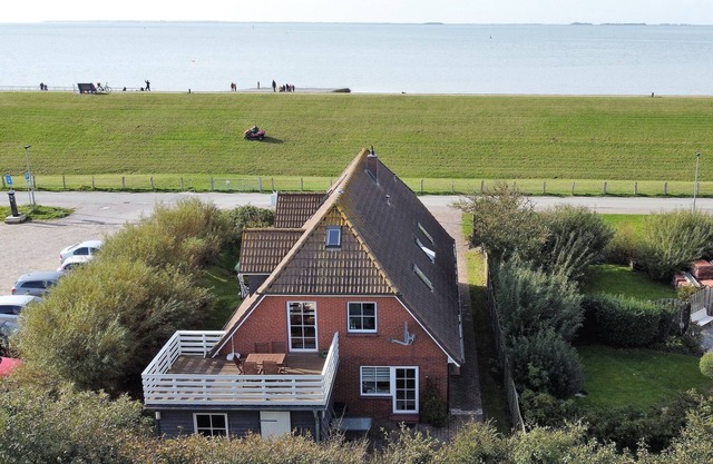 Speelwark- directly on the dyke in Dagebüll with terrace and beach chair