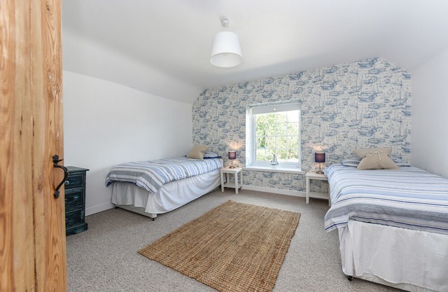 Spence Cottage, Birdham - a cottage that sleeps 5 guests in 2 bedrooms